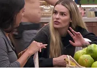 Yasmin Brunet faz questão de biscoito de colega e vira meme