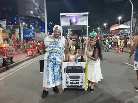 Turistas constroem "berço elétrico" para curtir carnaval com filha - Imagem