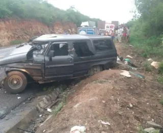 Acidente entre caminhonete e carreta deixa uma pessoa morta