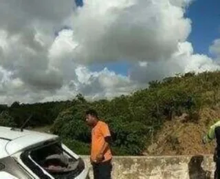 Acidente entre carro e moto deixa jovem ferido em Salvador