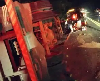 Acidentes envolvendo caminhão e moto deixam 2 mortos