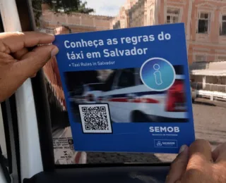 Agentes da Semob distribuem adesivos com informações sobre táxis