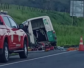 Ambulância da Prefeitura de Cruz das Almas sofre acidente na BR-101