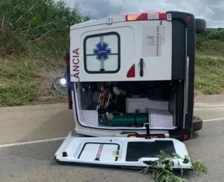 Ambulância desvia de carro na contramão e tomba em rodovia na Bahia