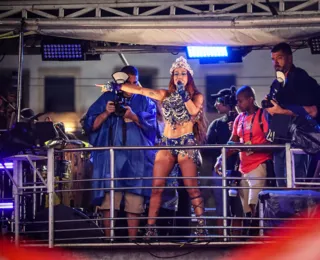 Anitta para show e chama atenção: "tem alguém aqui que não presta"