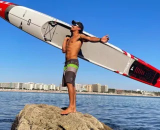 Aos 22 anos, atleta baiano une cultura do mar com esporte e bem-estar