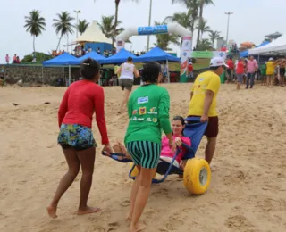 Após Carnaval, ParaPraia promoverá banho de mar na ondina para PCDs