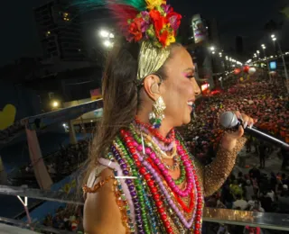 Após "Macetando", Ivete canta a concorrente "Perna Bamba"