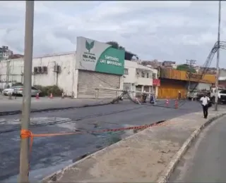 Após colisão, ônibus provoca queda de postes na Av. San Martin