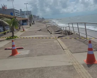 Após piso ceder, calçada de orla na Pituba é isolada