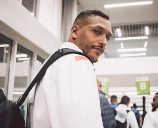 Bahia é recebido por torcida em aeroporto após retorno de Manchester