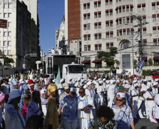 Blocos afro fazem carnaval antecipado e arrastam multidão em Salvador