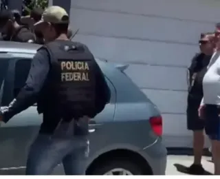 Bolsonaro e Carlos aparecem acompanhados por agentes da PF