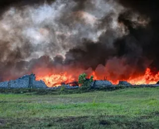 Bombeiros debelam fogo em galpão com materiais recicláveis em Camaçari