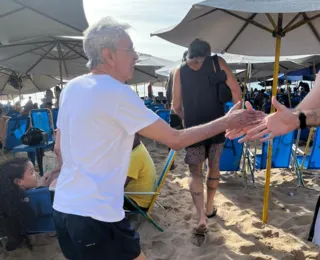 Caetano Veloso curte dia de sol na praia do Porto da Barra