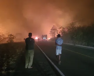 Caminhão com sisal pega fogo na BR - 324, em Jacobina