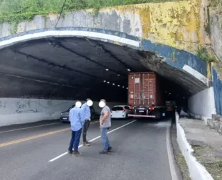 Caminhão fica preso na entrada do túnel Américo Simas, em Salvador