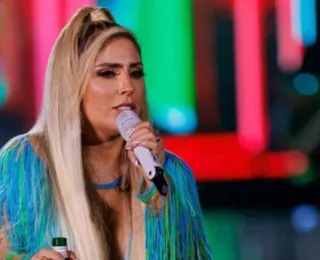 Cantora brinca sobre curtir marginal e tem colar de diamantes furtado