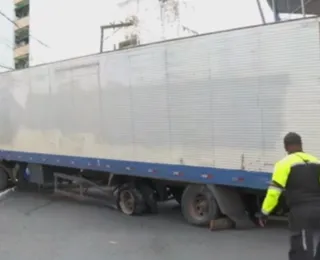 Carreta segue interditando Ladeira do Salete, em Salvador