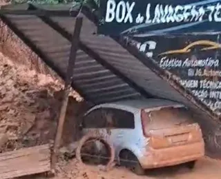 Carro é soterrado por desabamento de barranco em Salvador