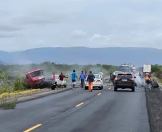 Casal morre após carro bater de frente com caminhão-guincho