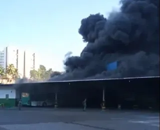 Chamas são debeladas e incêndio em garagem é contido