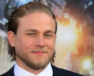 Charlie Hunnam recusou interpretar Oliver Queen: "Não sei quem é"