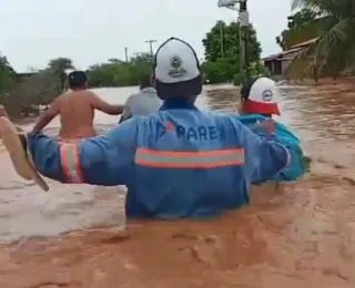 Chuva alaga Paulo Afonso; grupo caminhou com água no peito