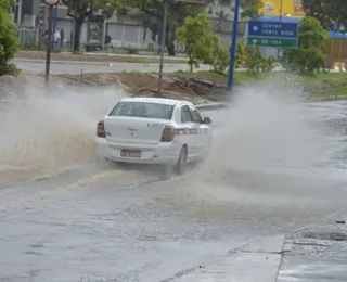 Chuva causa transtornos em Salvador no domingo de Carnaval