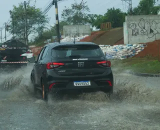 Chuva provoca alagamentos e derruba árvore em Salvador