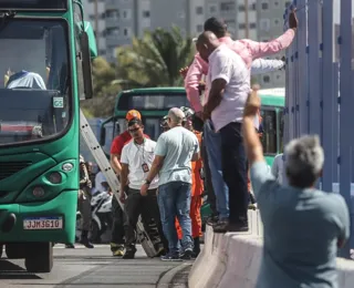 Cobrador sequestrou ônibus antes de atravessar no viaduto Raul Seixas