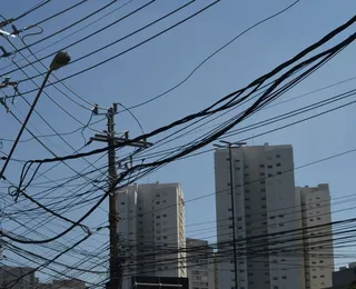 Coelba remove 268 toneladas de fios instalas irregularmente em postes