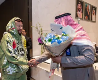 Com direito a flores, Neymar volta à Arábia Saudita após quatro meses