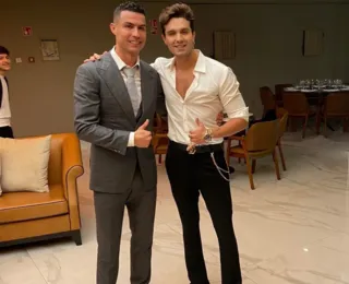 Cristiano Ronaldo presenteia Luan Santana com relógio de meio milhão