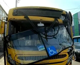 Dois ônibus colidem e ficam destruídos em avenida de Salvador