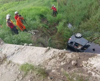 Duas pessoas morrem após carro cair de ponte e afundar em rio na Bahia