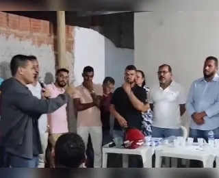 Eleitor dá "esculacho" em prefeito de Jacobina em evento institucional