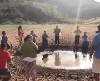 Em meio à seca, moradores fazem novena ao redor de barragem