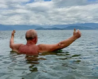 Em recesso de Réveillon, Lula publica foto durante banho de mar