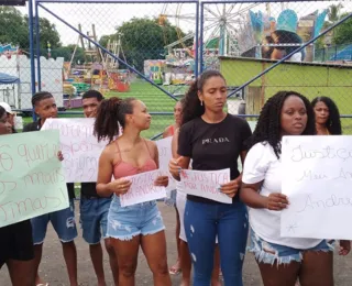 Família de jovem que teve braço amputado faz protesto em parque