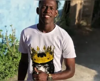 Familiares e amigo de jovem morto a tiros em Itapuã fazem protesto