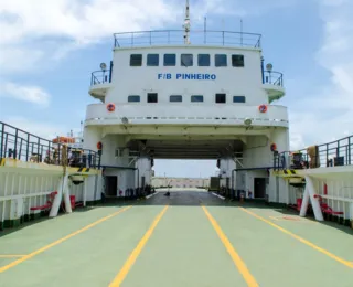 Ferry tem dificuldade de atracar em terminal após rajadas de vento