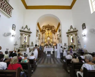 Fiéis comparecem à Igreja de São Lázaro pedindo proteção pelo ano novo