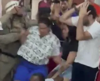 Folião filma políticos sendo agredidos por policiais; um foi detido
