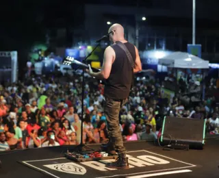 Foliões curtem o show de Adão Negro no Carnaval de Periperi