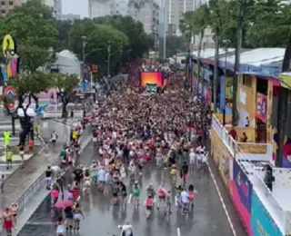 Foliões enfrentam temporal para ir atrás de Saulo no Campo Grande