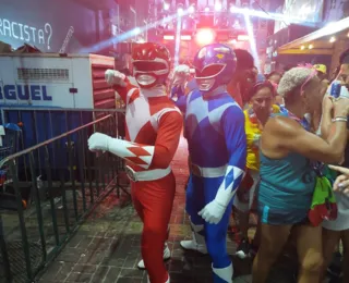 Foliões inovam nas fantasias no Carnaval de Salvador