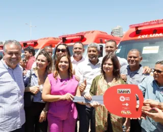 Governador e ministra da Saúde entregam ambulâncias em Salvador