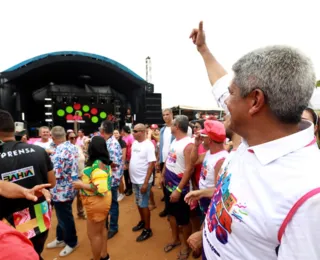 Governador prestigia último dia do Carnaporto em Cândido Sales