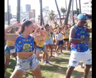 Grupo ensina coreografias de hits na Barra em preparação para Carnaval